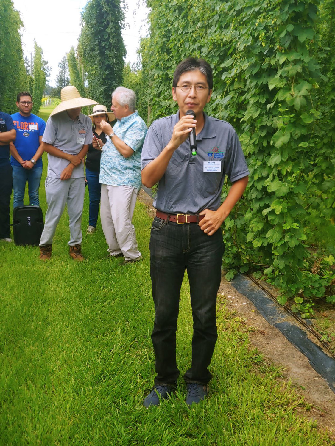 Dr. Shinsuke Agehara, UF/IFAS assistant professor of horticultural sciences, spoke to participants in the hops yard at the Hops Field Day on June 2 at the Gulf Coast Research and Education Center.